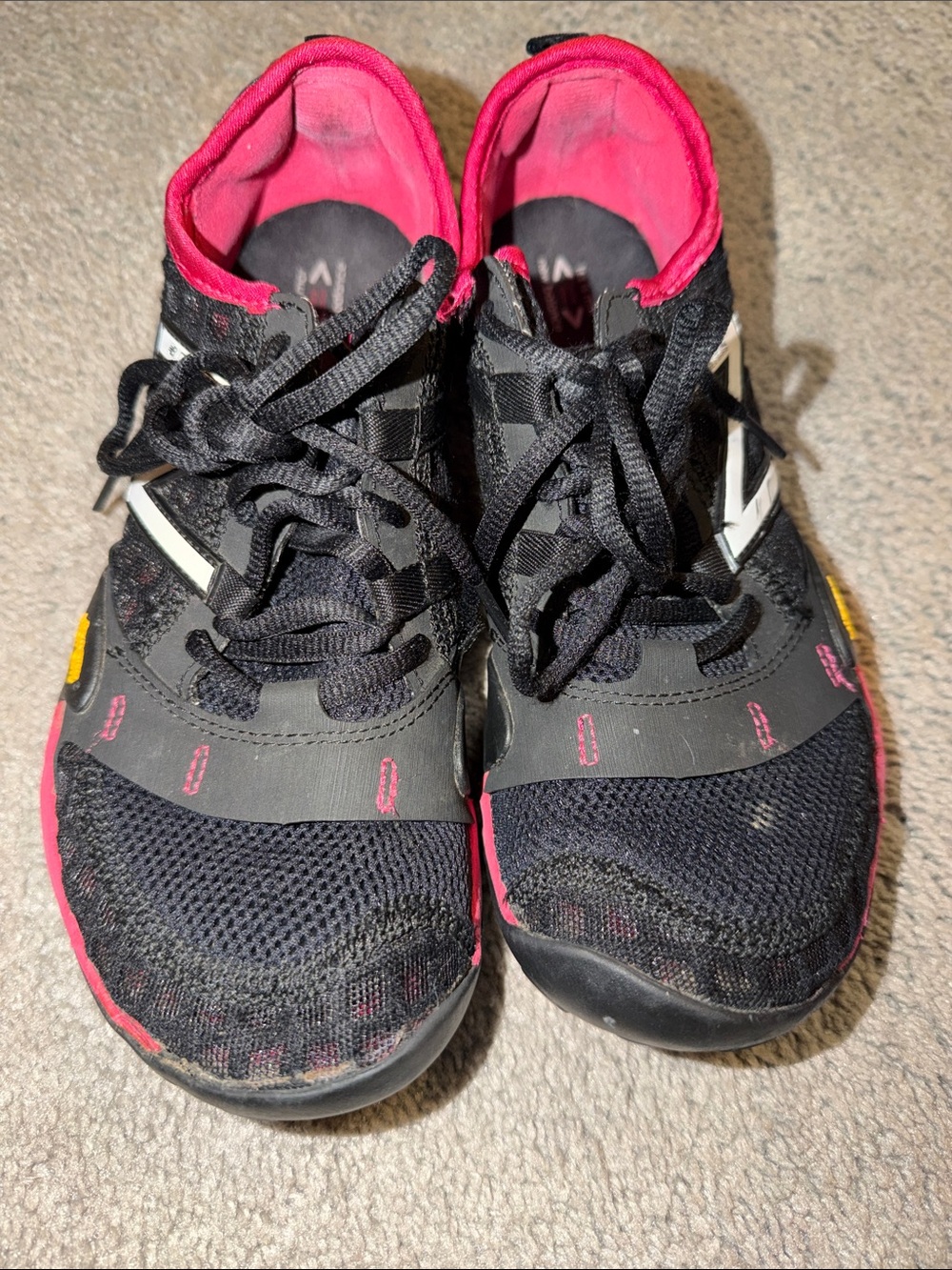 New Balance Minimus Trail Running Sneakers sz 8, B on tag, Black Fushia hot pink